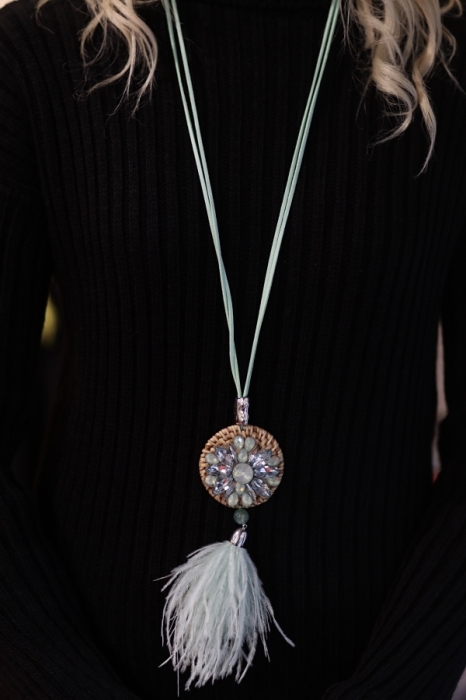 collier light green