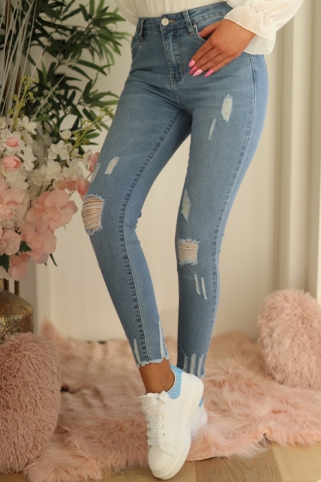 Jeans with rips