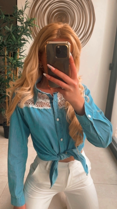 blouse jeans side