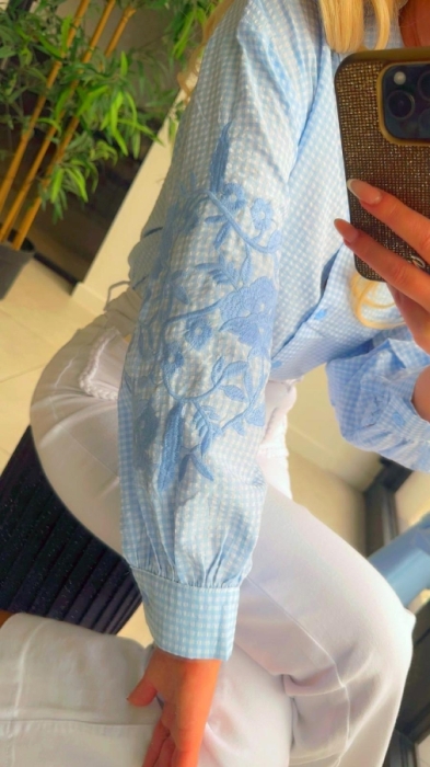 Blouse bleu broderie bras