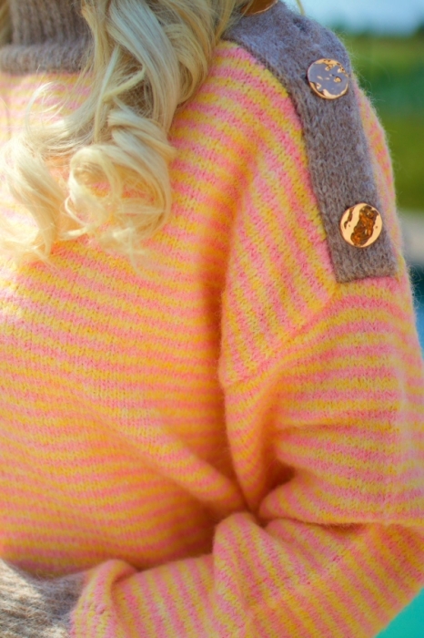 Pull taupe - geel - pink 