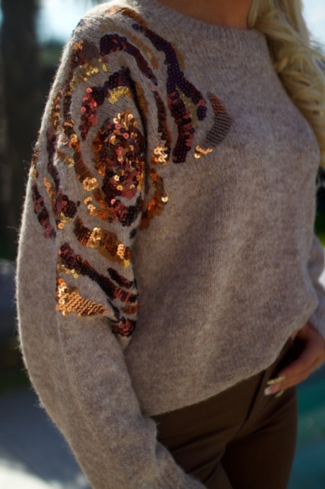 Pull taupe bloem paillet schouder 