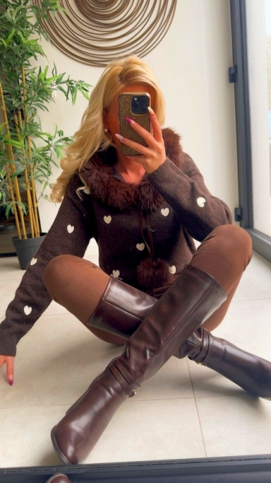 Pull marron coeurs capuche faux fur