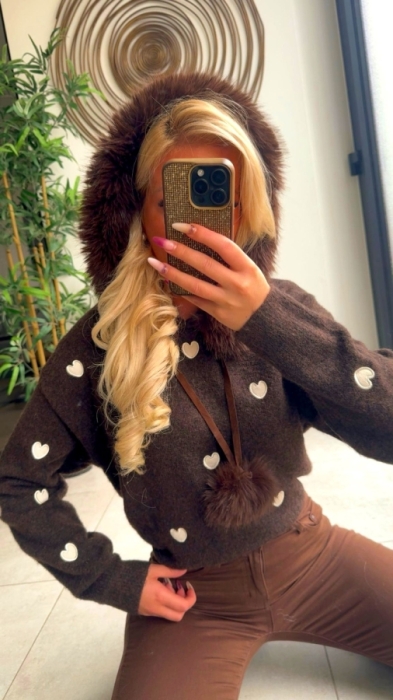 Pull marron coeurs capuche faux fur