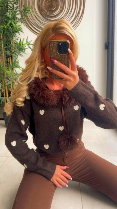 Pull marron coeurs capuche faux fur