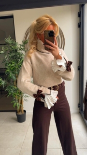 Pull koll beige strikjes mouw 