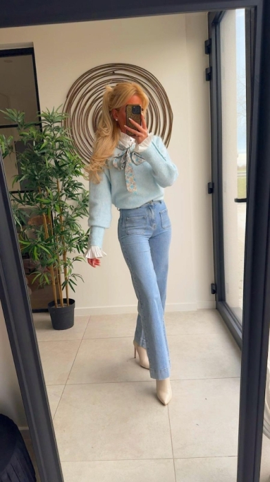 Pull lichtblauw strik bloemen 