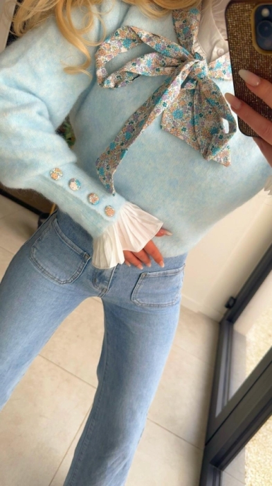 Pull lichtblauw strik bloemen 