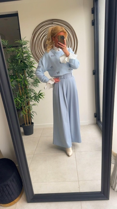 Pull lichtblauw strikjes 