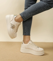 Sneaker beige bij opzij 