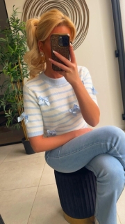 Pull blauw  korte mouw strikjes 