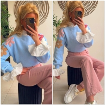 Pull lichtblauw bloemen 