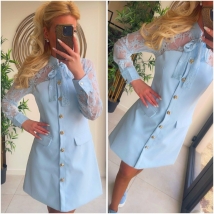 Kleed lichtblauw kant en knopjes 