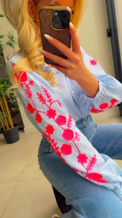 Blouse bleu broderie pink