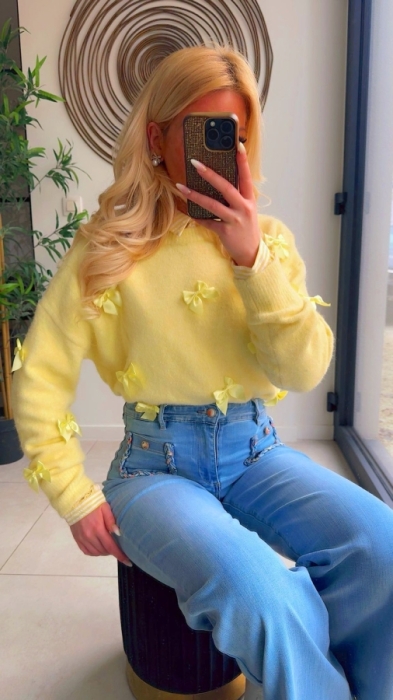 Pull jaune noeuds